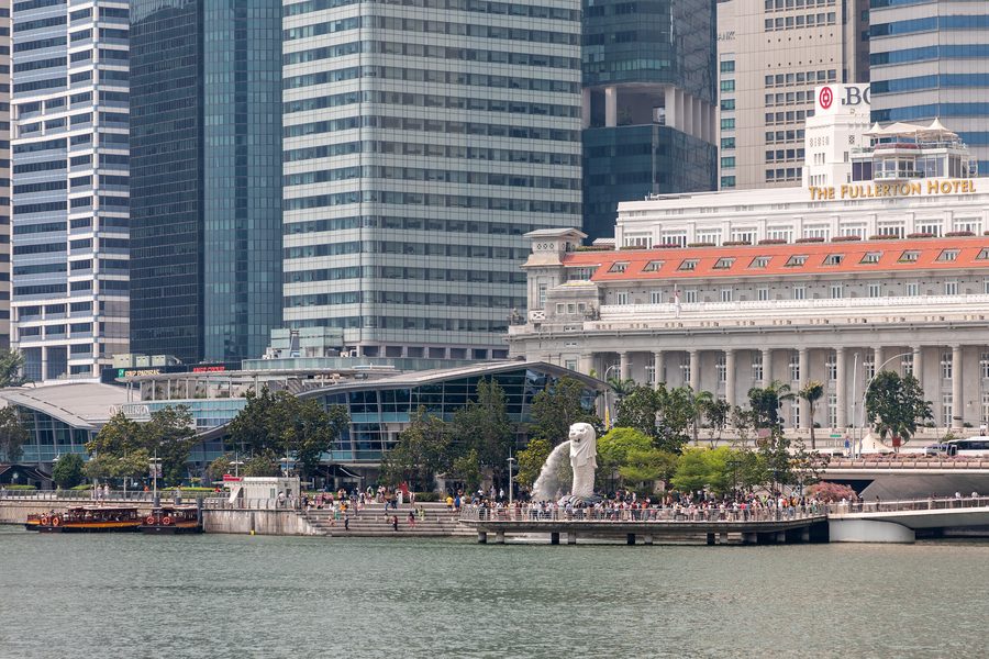 La statua del Merlion a Singapore sull'acqua.