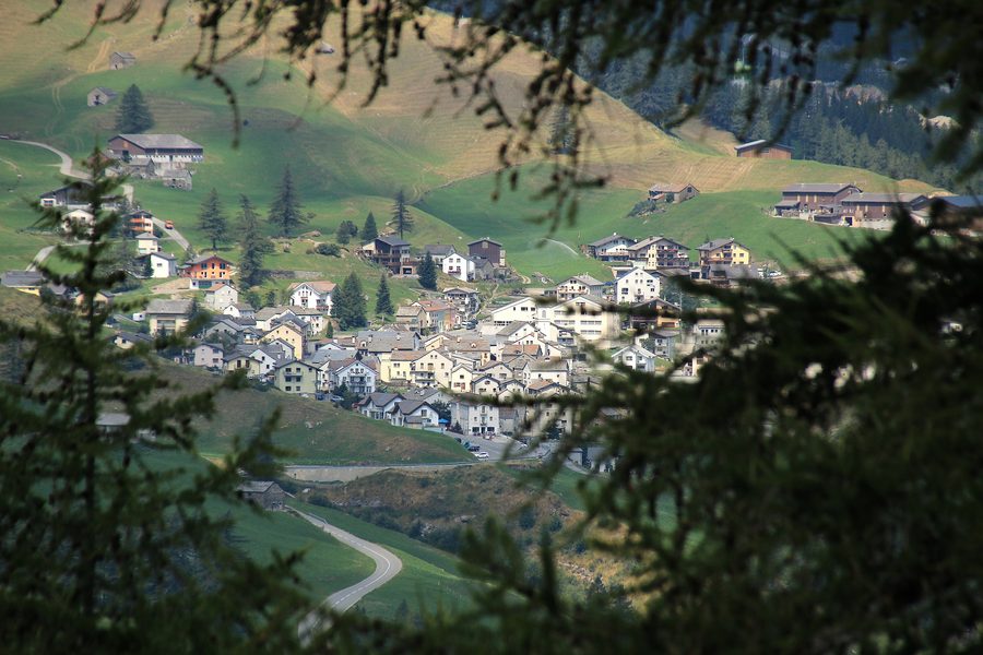 Simplon Dorf mit alpiner Berglandschaft