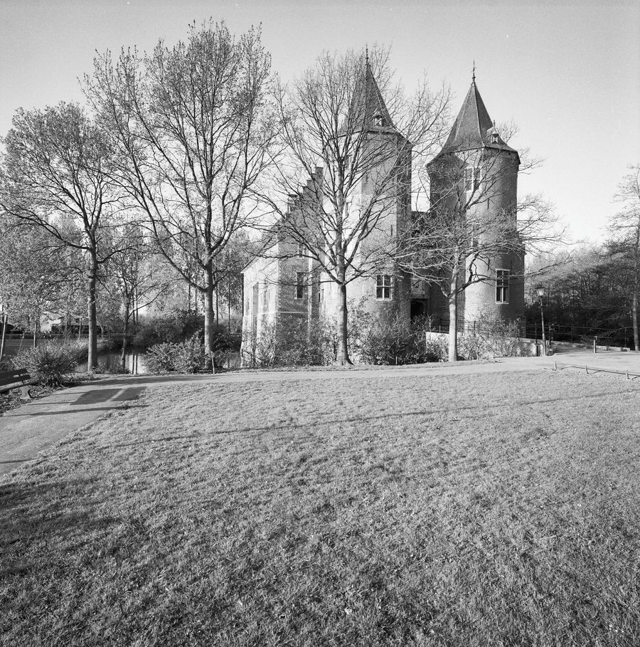 Facciata principale di Kasteel Dussen con torri e portale d’accesso