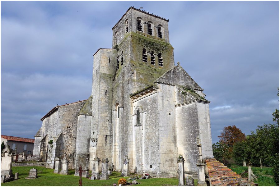 File:Bougneau (France - Charente Maritime) — Église Saint Pierre -vue sur le côté Est de l'édifice-.jpg