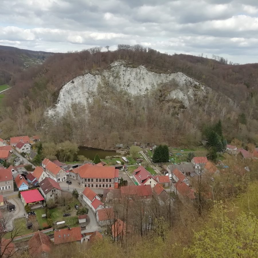 Gipskarstklippe des Hohen Kopfs bei Questenberg mit dem Totensumpf