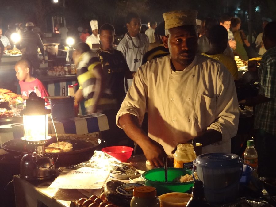 Venditore di cibo di notte ai Forodhani Gardens, Stone Town, Zanzibar