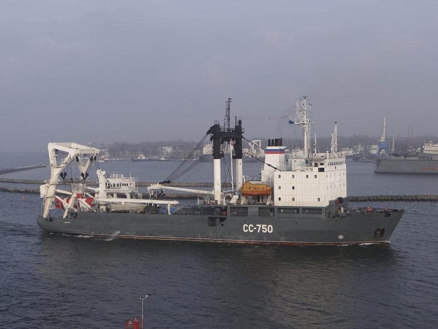 Nave di salvataggio SS-750 con il suo sottomarino nello stretto di Baltiysk