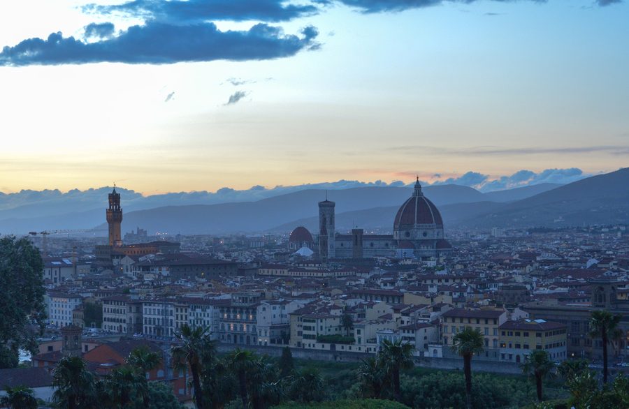 Lo skyline di Firenze al tramonto con la cupola del duomo visibile.