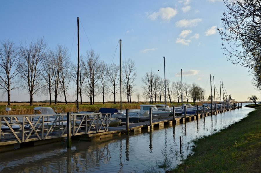 File:Saint-Fort-sur-Gironde 17 Port Maubert Ponton chenal 2013.jpg