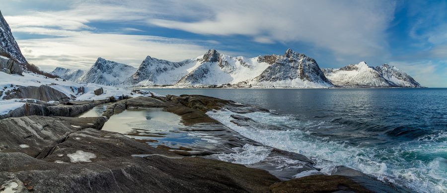 Costa aspra a Tungeneset e Steinfjorden a Senja con montagne e fiordo