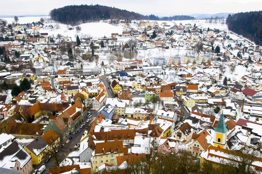 Blick vom Turm der Burg Falkenstein auf die Gemeinde Falkenstein in der Oberpfalz