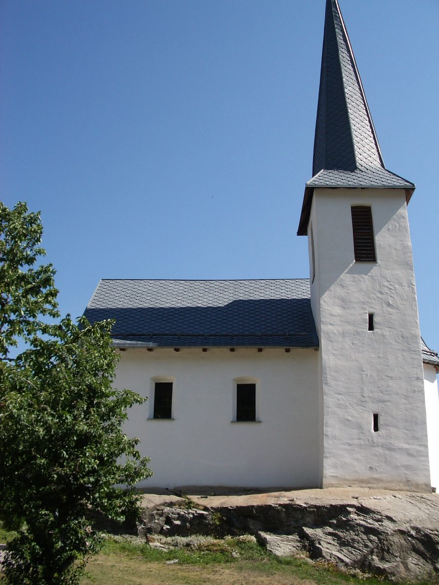Blick auf das alpine Dorf Flond im Kanton Graubünden