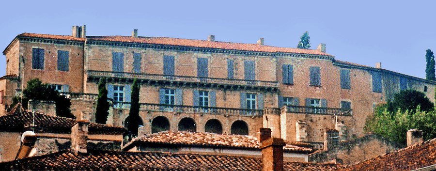 File:Poudenas-château-et-toits.jpg