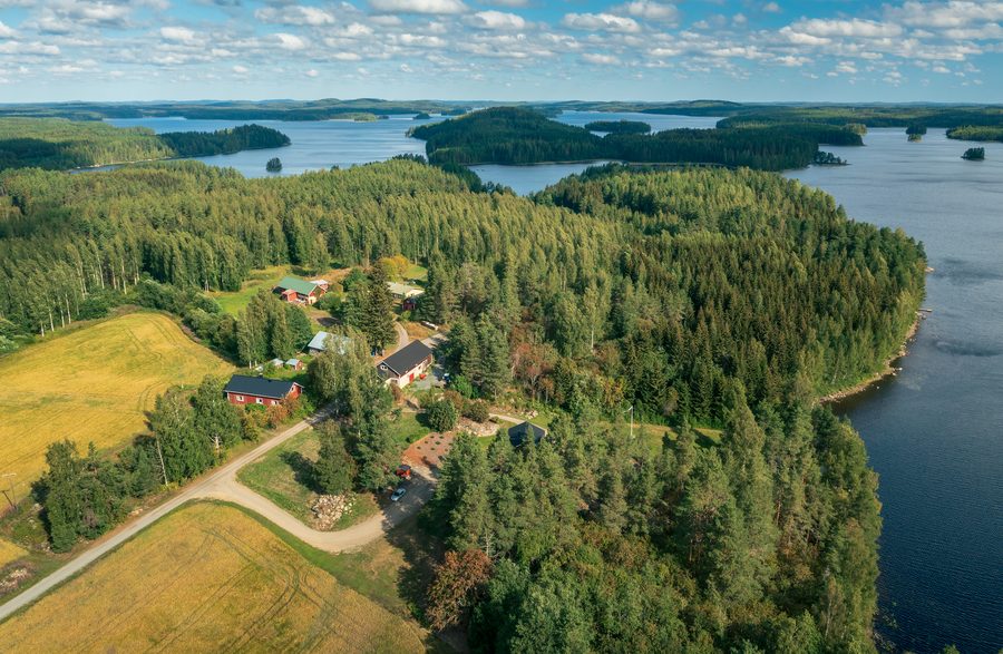 Paesaggio di Ryngänkylä sul lago Vahvajärvi a Hirvensalmi, Sud Savonia