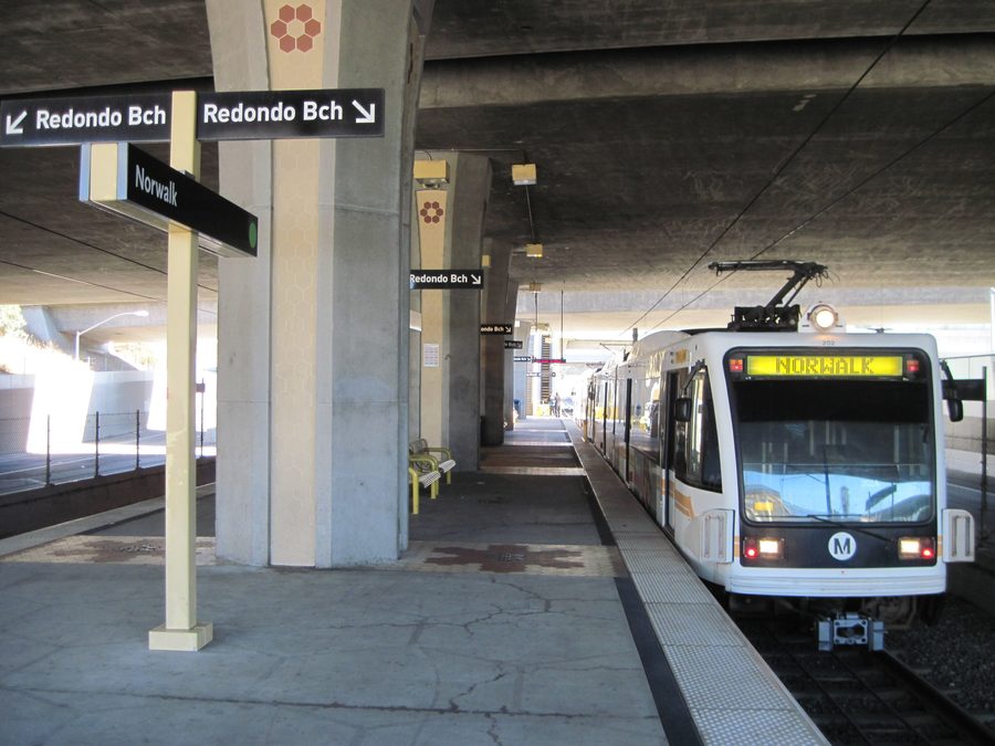 Zug am Bahnhof der Metro Green Line in Norwalk, Kalifornien