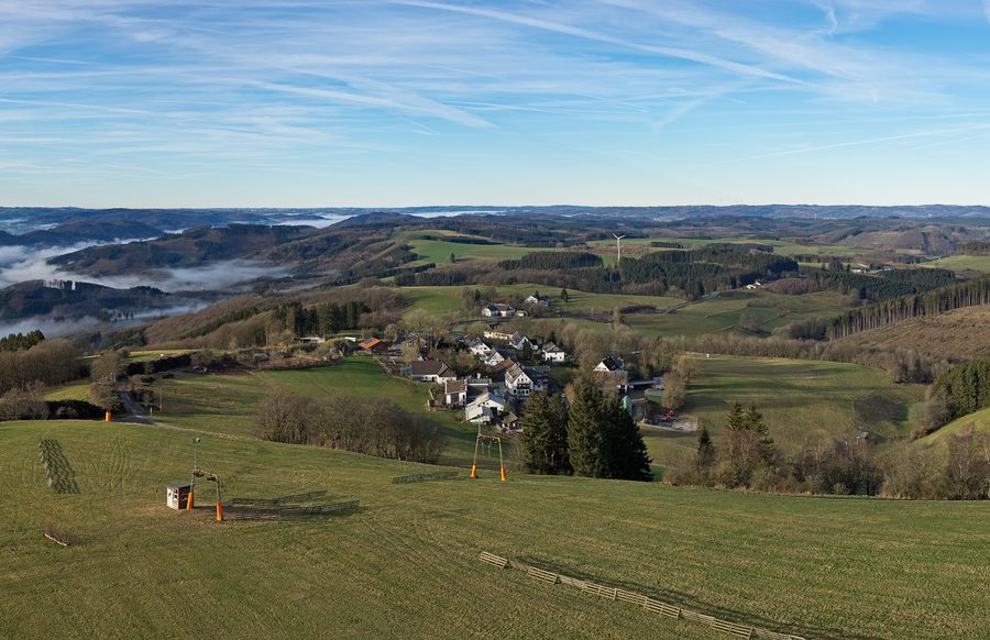 Wildewiese im Sauerland, gesehen vom Aussichtsturm auf dem Schomberg