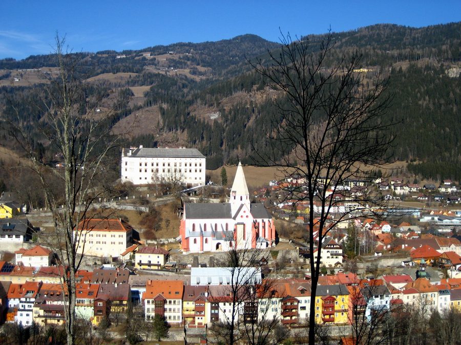 Vista su Murau in Stiria con paesaggio alpino.