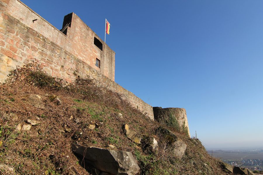 Burg Landeck mit Blick ins Rheintal bei Klingenmünster