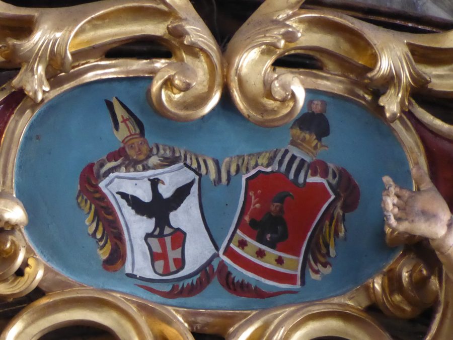 Dettaglio della chiesa parrocchiale di San Floriano a Wösendorf con lo stemma del prevosto Johann Födermayr sull’altare maggiore