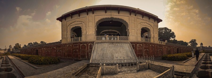 Shalimar-Gärten in Lahore mit terrassierter Gartenanlage und Wasserbecken