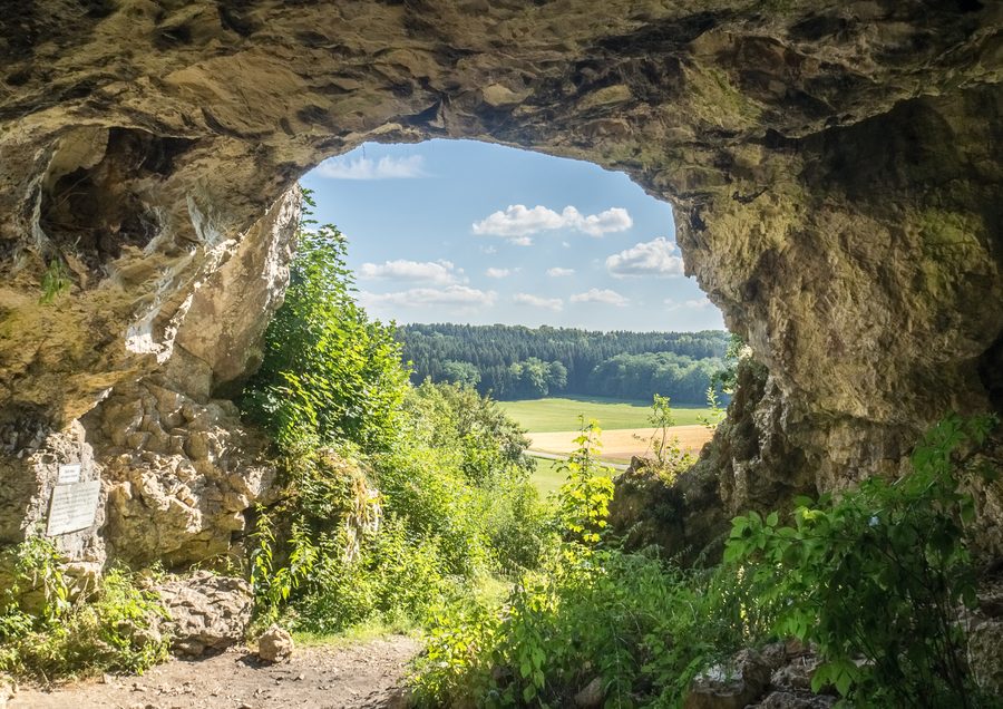 Blick aus der Bocksteinhöhle ins Lonetal