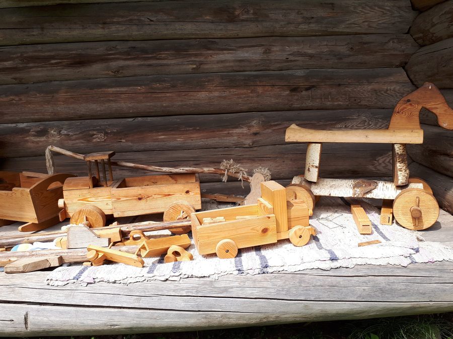 Giocattoli tradizionali nel museo della fattoria dei Seto a Värska