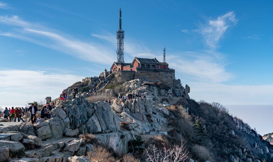 Blick vom Jadekaiser-Gipfel auf die Berglandschaft des Taishan in Shandong