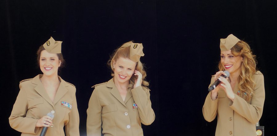 File:Girly Swing - Carole, Hélène et Aurélie - Ouistreham, Calvados, Normandy, France.jpg