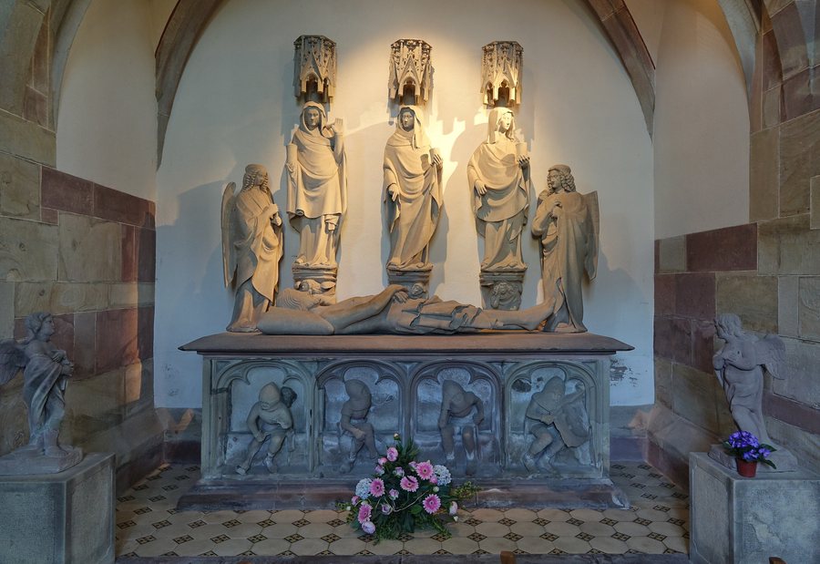 File:Collégiale Saint-Florent - chapelle intérieure - groupe sculpté, Saint-Sépulcre (Niederhaslach).jpg
