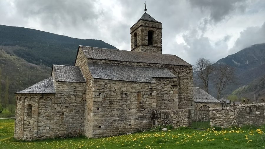 Chiesa romanica di Sant Feliu de Barruera con campanile