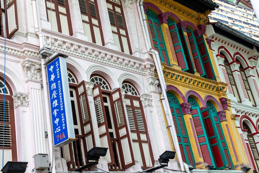 Pagoda Street nello storico Chinatown di Singapore con shophouse colorate