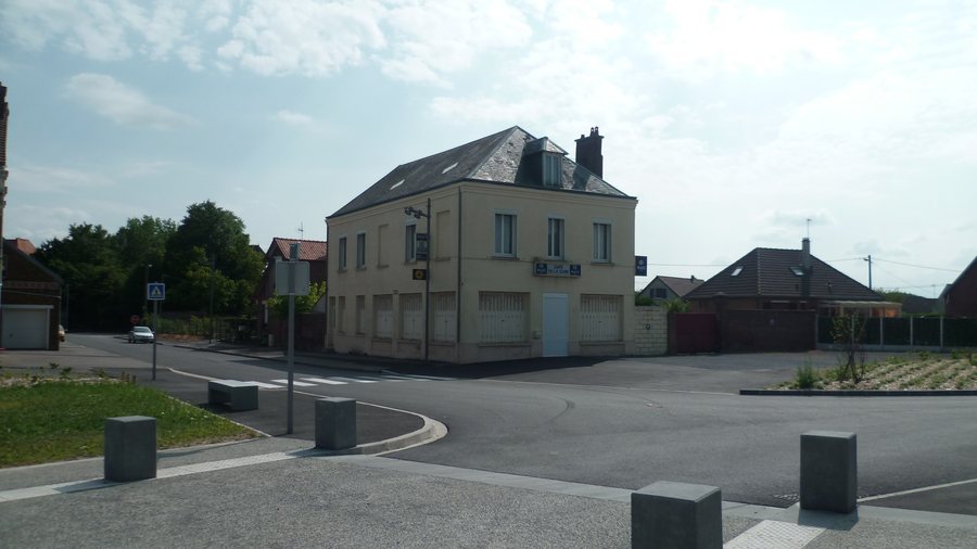 File:Café de la gare de Nesle (Somme).jpg