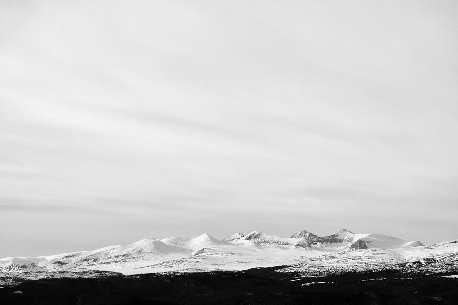 Le cime montuose del Parco nazionale di Rondane sotto un luminoso cielo primaverile.