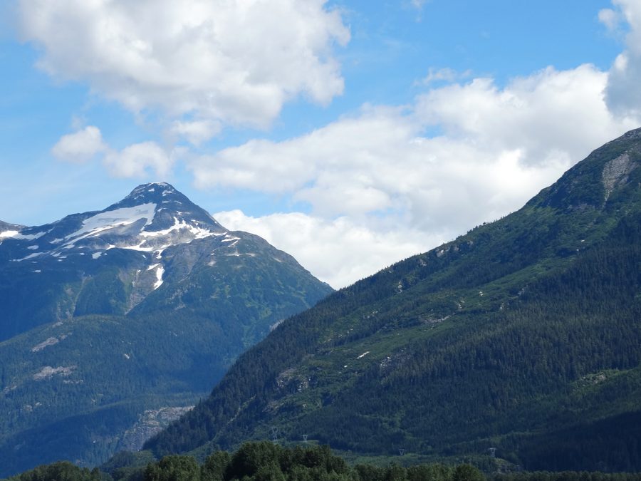 Paesaggio lungo il fiume Skeena sulla tratta da Prince Rupert a Terrace in Columbia Britannica
