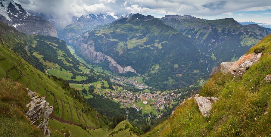Vista dal Männlichen sulla valle di Lauterbrunnen verso le Alpi bernesi