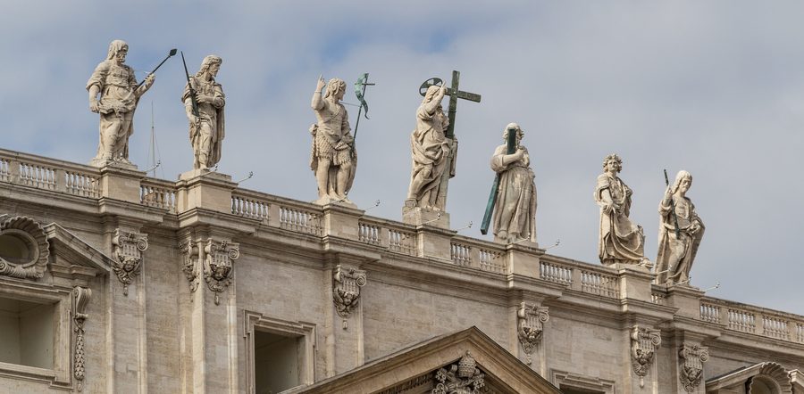 Statuen auf der Fassade des Petersdoms in der Vatikanstadt