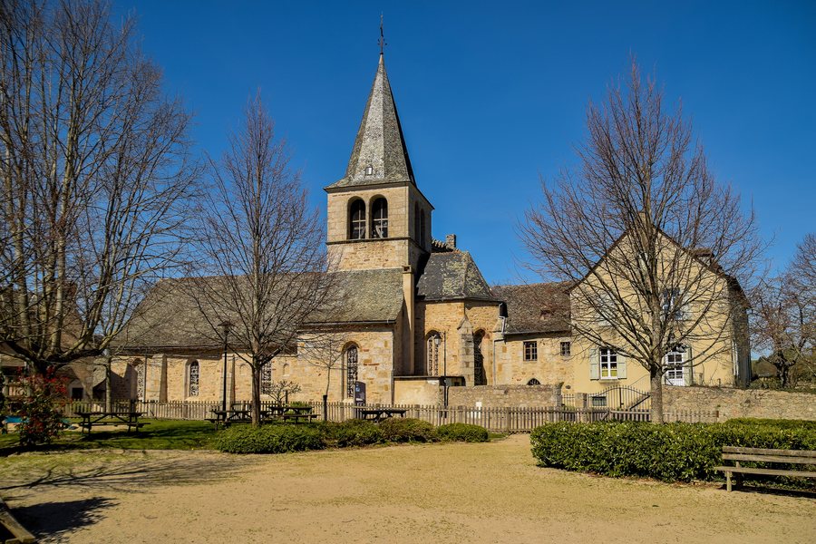File:St Martin church in Sénergues.jpg