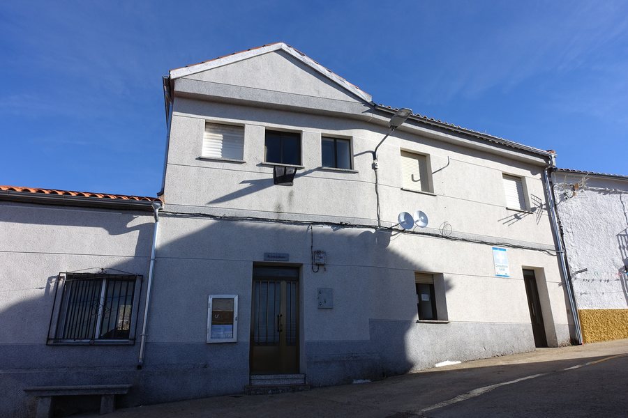 File:Ayuntamiento de Cilleros de la Bastida.jpg