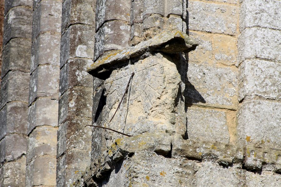File:Saint-Loup-Hors église Saint-Loup cadran solaire.JPG