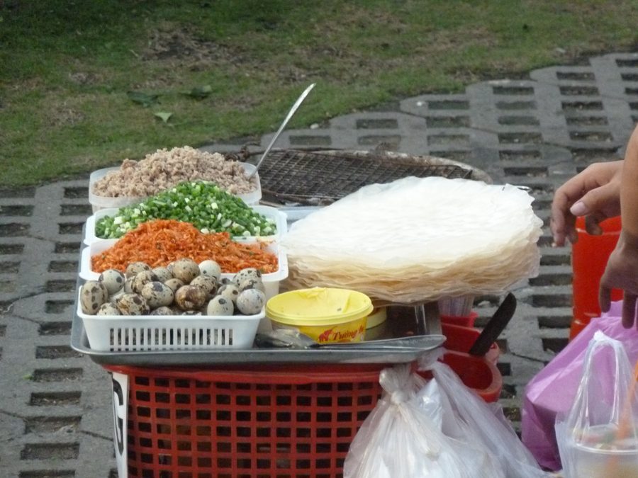 Bancarella con bánh tráng nướng, street food vietnamita, a Ho Chi Minh City