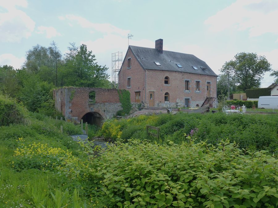 File:Ferrière-la-Petite, la « voie verte de l'Avesnois » et la Solre.jpg