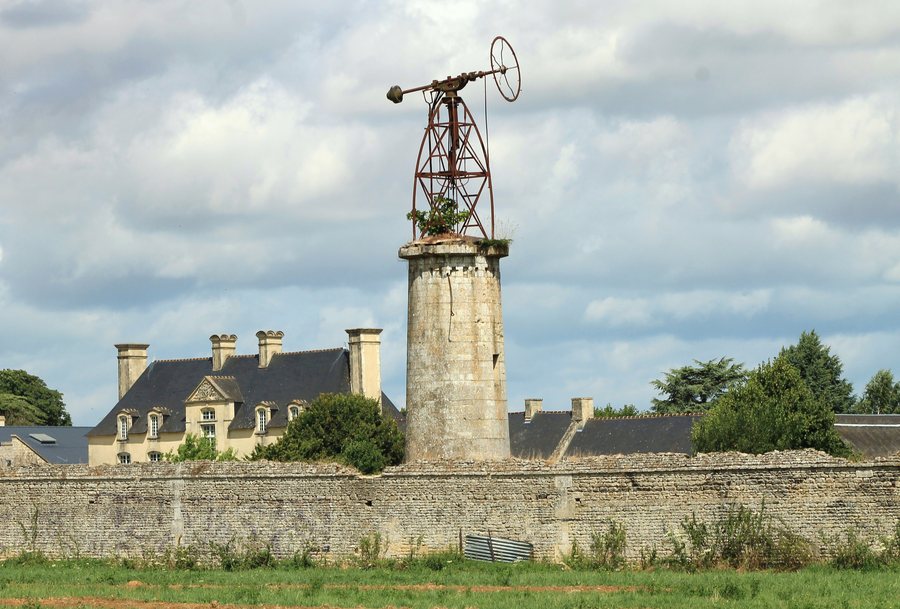 File:Bretteville-l'Orgueilleuse éolienne.JPG