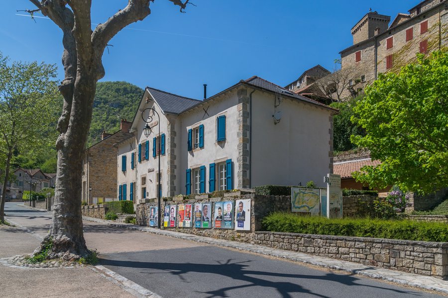 File:Town hall of Peyreleau.jpg