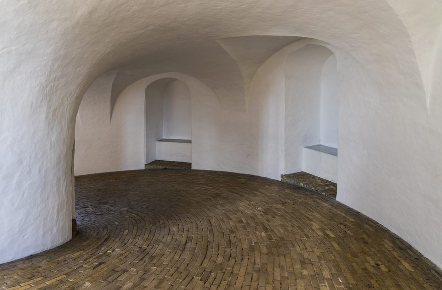 Vista interna della rampa a spirale nel Rundetaarn a Copenaghen