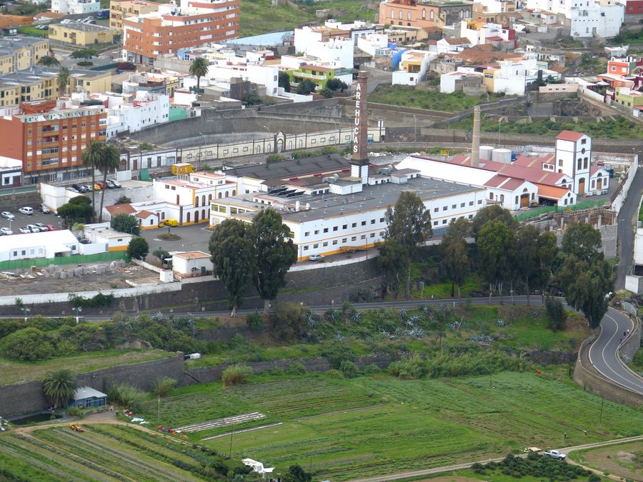 Vista della distilleria di rum Arehucas ad Arucas dalla Montaña de Arucas
