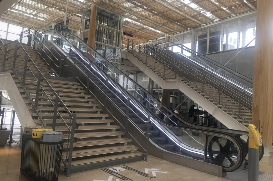 File:Escaliers - Gare de Nîmes-Pont-du-Gard (Redessan, FR30) - 30-11-2023.jpg