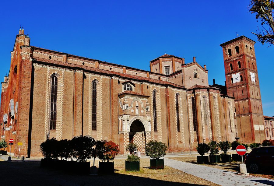 Südseite der Kathedrale Santa Maria Assunta in Asti im Piemont