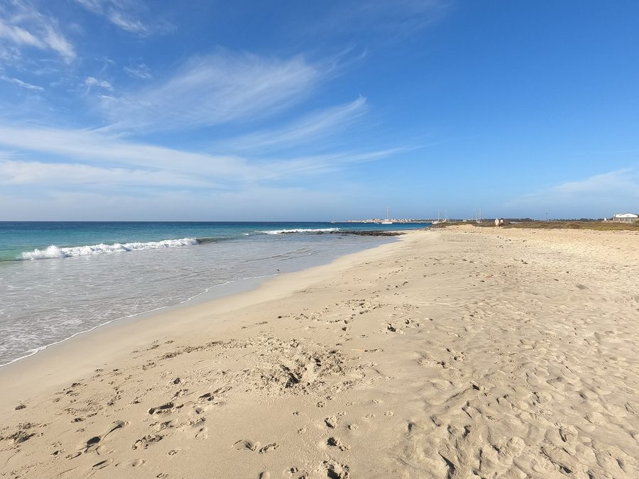 Spiaggia di sabbia bianca Praia António Sousa a Santa Maria, a Sal