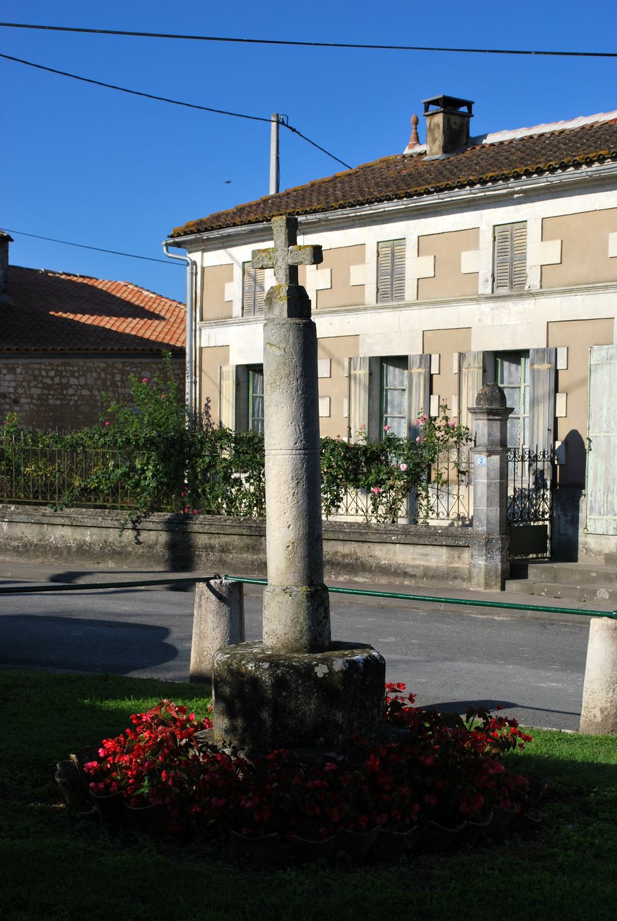 File:Sainte-Ramée Croix de cimetière b.JPG