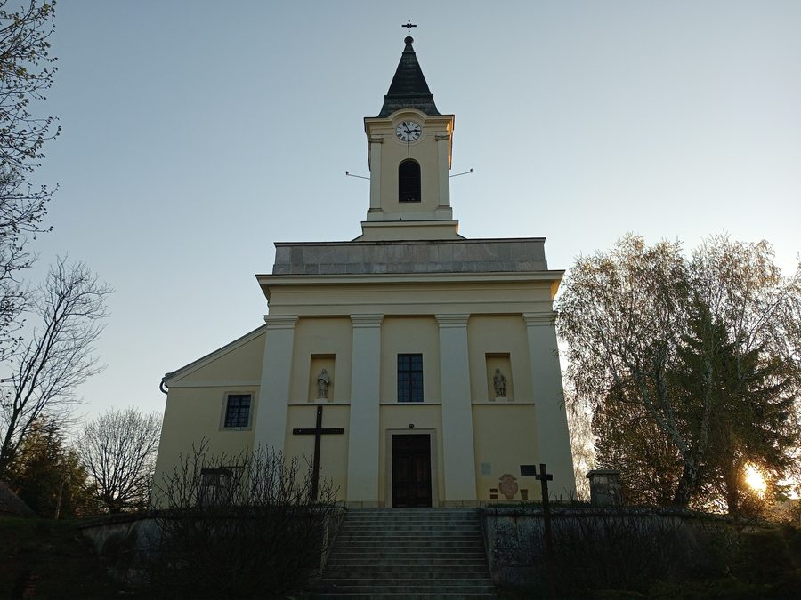 Esterno della chiesa Szent Kereszt Felmagasztalása a Vértesacsa