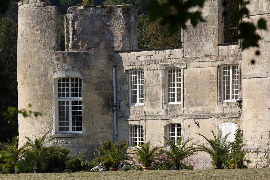 File:Façade sud-est du château de Mailloc (Saint-Julien-de-Mailloc, Calvados, France).jpg