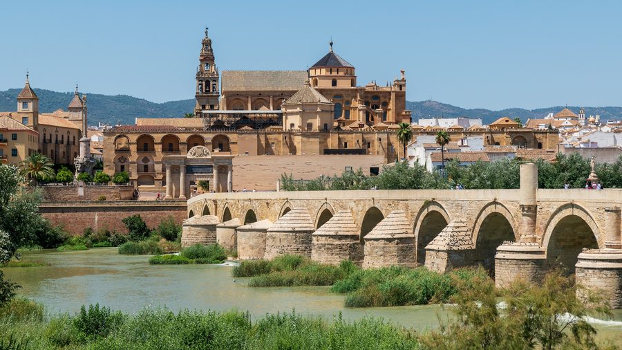 Historisches Zentrum von Córdoba mit Mezquita-Kathedrale und Römischer Brücke