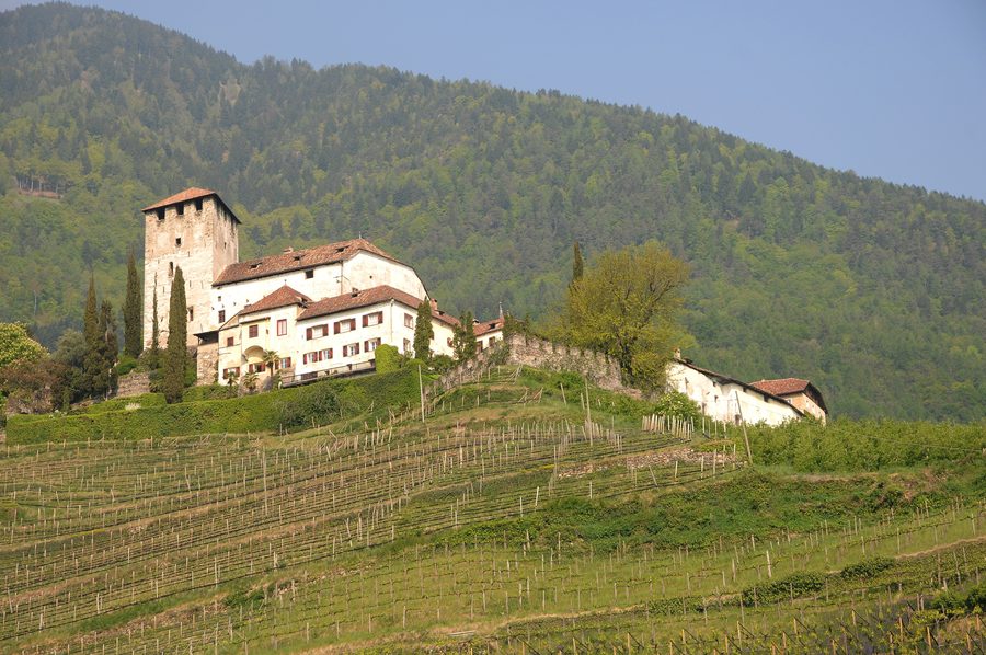 Schloss Lebenberg oberhalb von Tscherms vor den Hängen des Marlinger Berges