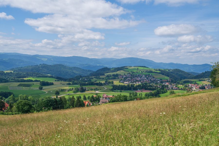 Blick auf Sankt Peter im Hochschwarzwald inmitten der Schwarzwaldlandschaft